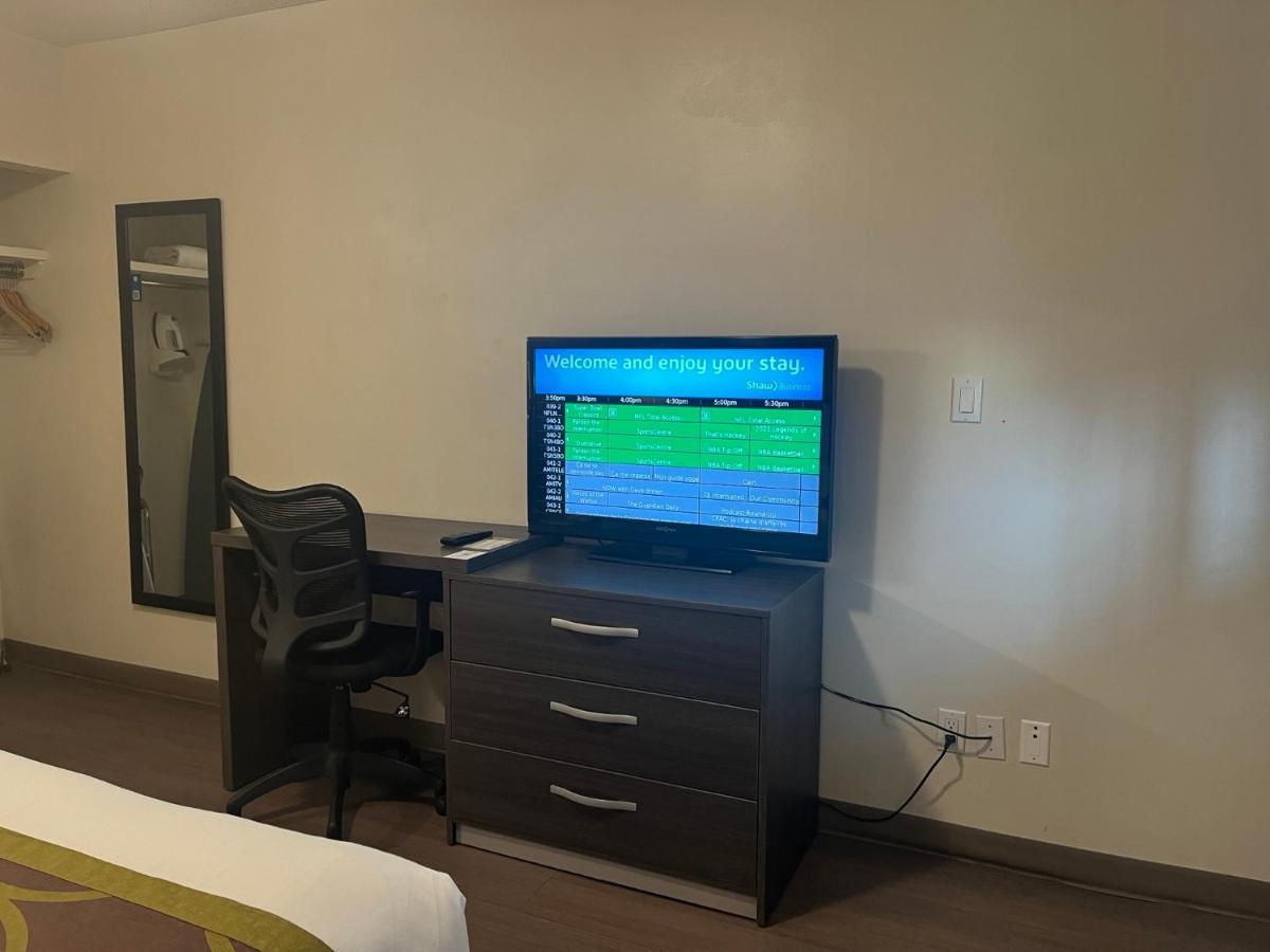 Super 8 By Wyndham Macleod Trail 3*