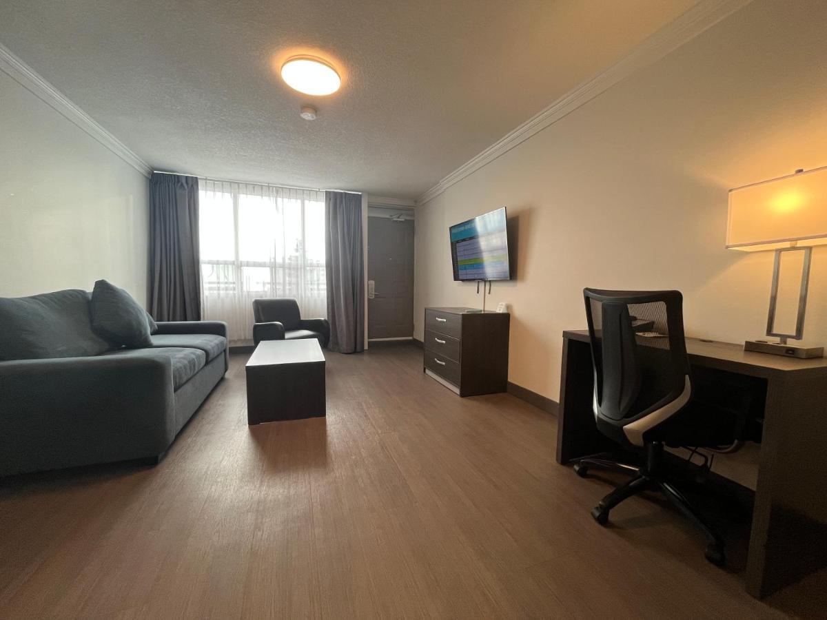 Super 8 By Wyndham Macleod Trail Hotel Calgary
